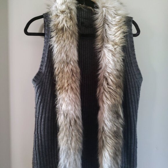 Dark gray sweater vest with Faux Fur size large - Picture 1 of 6